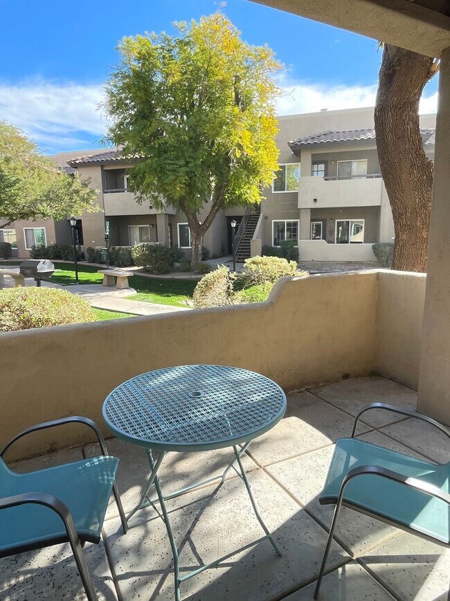 Building Photo - 1 Bedroom/1 Bath community pool Great Scottsdale location.