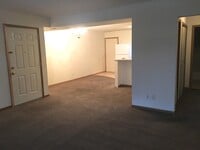Building Photo - 2 Bedroom Top Floor Apartment - Close to I-70
