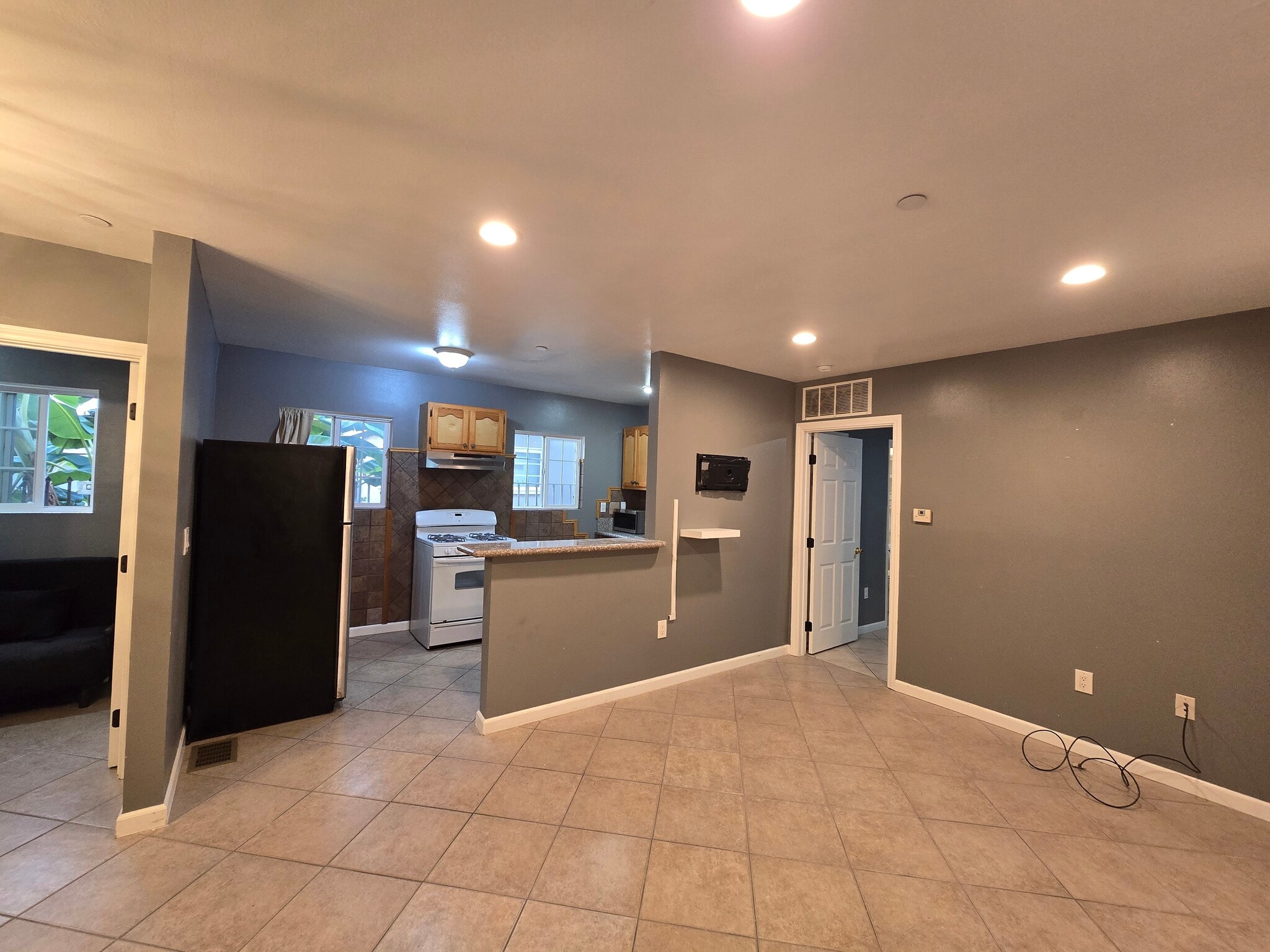 Building Photo - 4427 S Centinela Ave