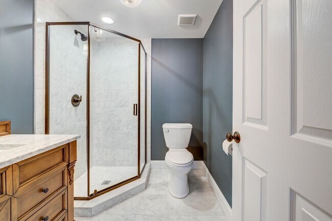 Building Photo - CONDO ON THE HILL 3 BED 1 BATH - Hardwood ...