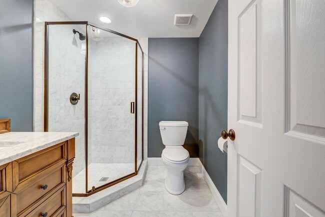 Building Photo - CONDO ON THE HILL 3 BED 1 BATH - Hardwood Floors & Renovated Luxury Kitchen