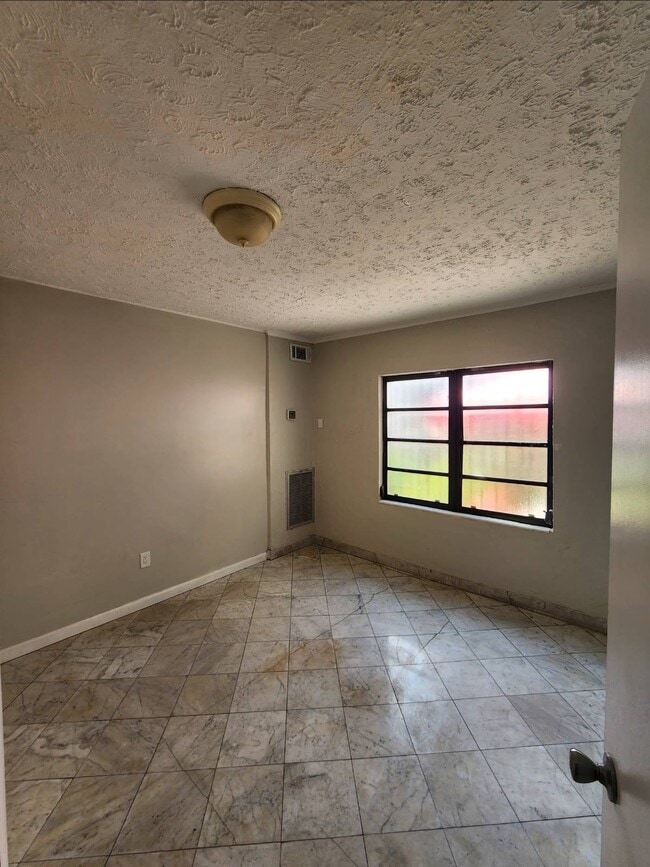 Building Photo - 2369 SW 17th St