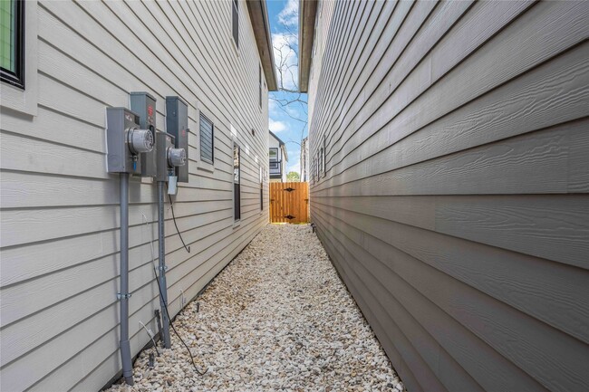 Building Photo - 8013 Cora St