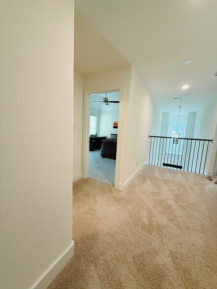 Bedroom 1 entrance & Lenin closet - 2604 Bucer Ct