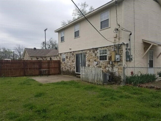 Building Photo - 406 N Denny St