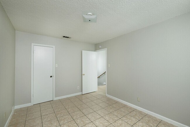 Building Photo - 6904 Deep Cir