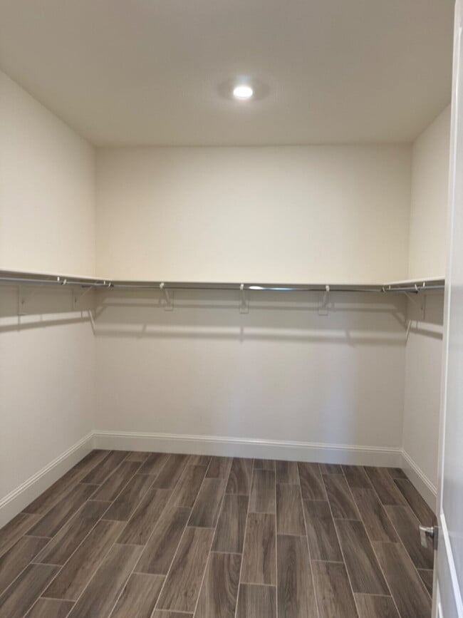 Building Photo - Newer 2 Bed/2 Bath with Office in 55+ Gate...