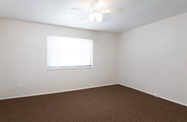 Building Photo - 7950 Grove Ridge Dr