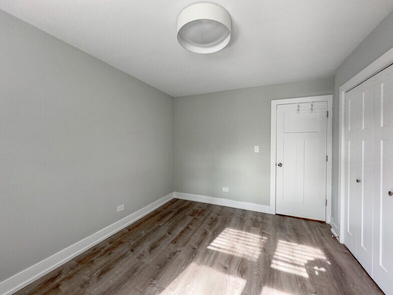 Building Photo - 503 W Barry Ave