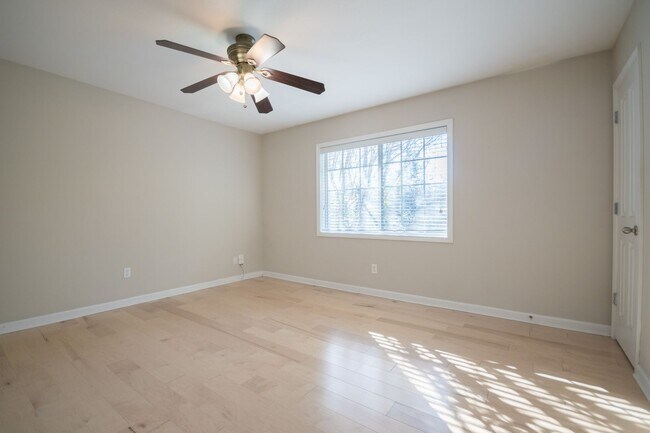 Building Photo - Beautiful 2BR/1.5BA condo in a gated community in the heart of Sandy Springs