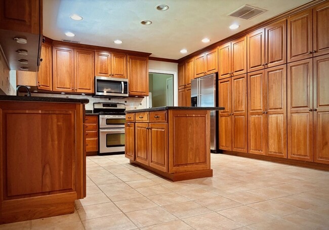 Building Photo - Available now-  4 Bedroom house in O'Fallo...