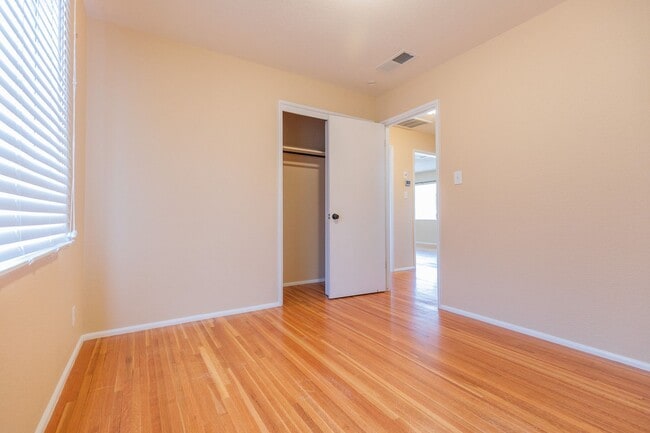 Building Photo - Bright & Inviting 3 Bed 1 Bath Home - Featuring Large Backyard!