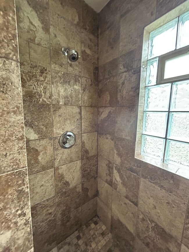 Building Photo - Right Size and a Great Location! Two bedroom Home!