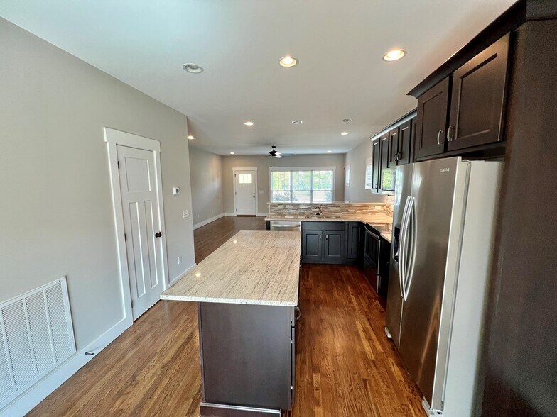 Building Photo - 1135 Cross Pointe Dr