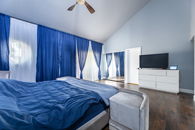 Master suite - 4958 Woodman Ave