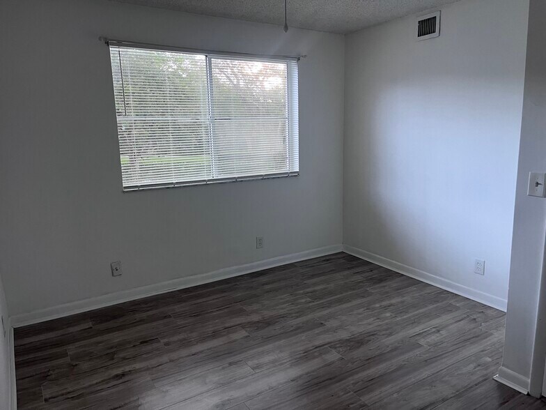 Building Photo - 9777 Westview Dr