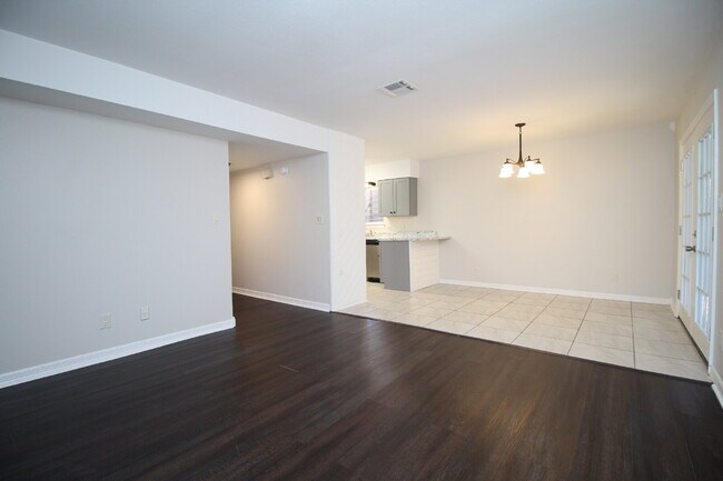 Building Photo - Spacious 3BR Townhome Near Pensacola State College with Flex Room, Private Balcony & Fenced Backy...