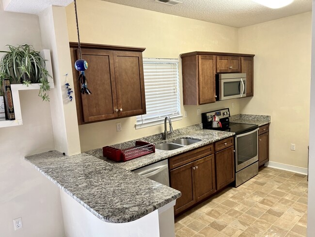 Building Photo - 4698 Twin Hickory Lake Dr, Glen Allen, VA 23059