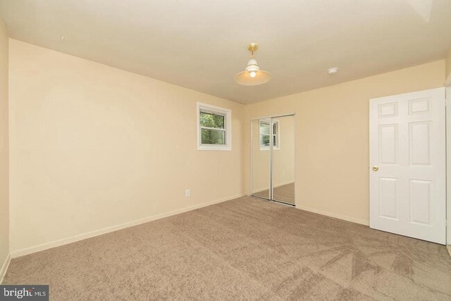 Building Photo - 15 Knollwood Dr