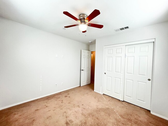 Building Photo - Gorgeous 4B/2BA Condo w/ A/C, W/D & Pool!