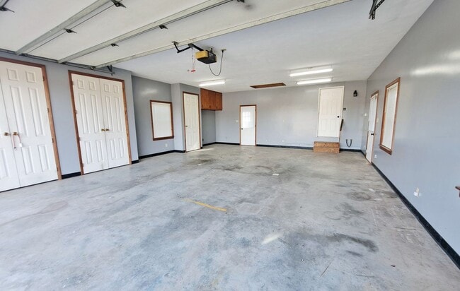 Building Photo - 3 Bed / 1-1/5 Bath Single Family Home w/Attached 2-Car Garage