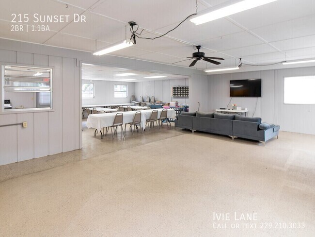 Building Photo - 215 Sunset Dr