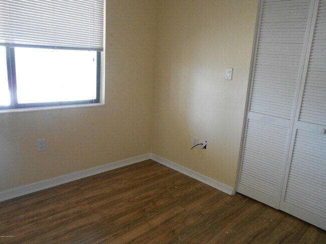 Building Photo - 220 S 5th St