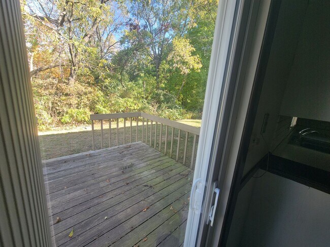 Building Photo - COMING SOON! 2 Bed, 1.5 Bath Duplex!