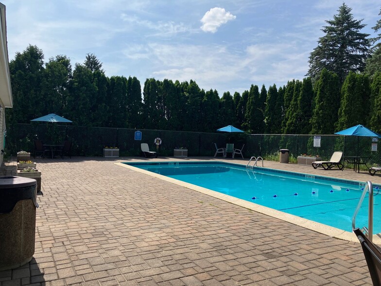 Building Photo - Lakeshore Estates