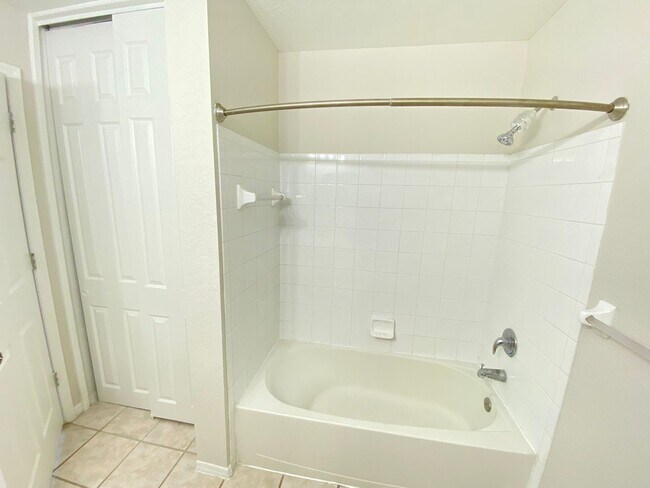 Building Photo - Second Floor Apartment with Balcony View! ...