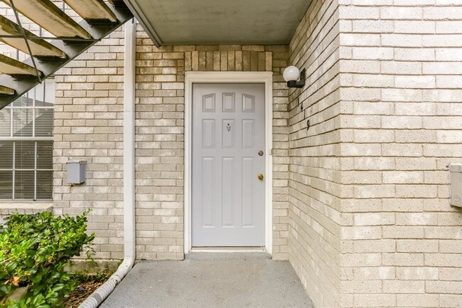 Building Photo - 9797 Leawood Blvd
