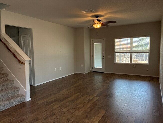 Building Photo - Charming 4 beds 2.5 baths in San Antonio!