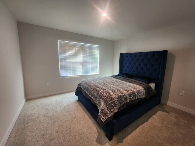 Building Photo - 3 Bedroom Townhome in Troutman