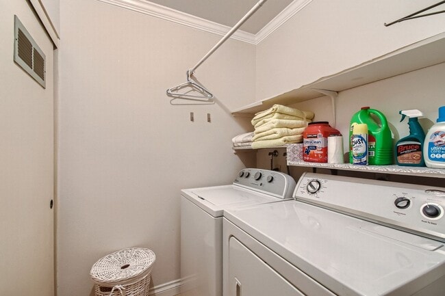 Building Photo - 2 Bedroom 1 Bath - Single Level Townhome Available mid June