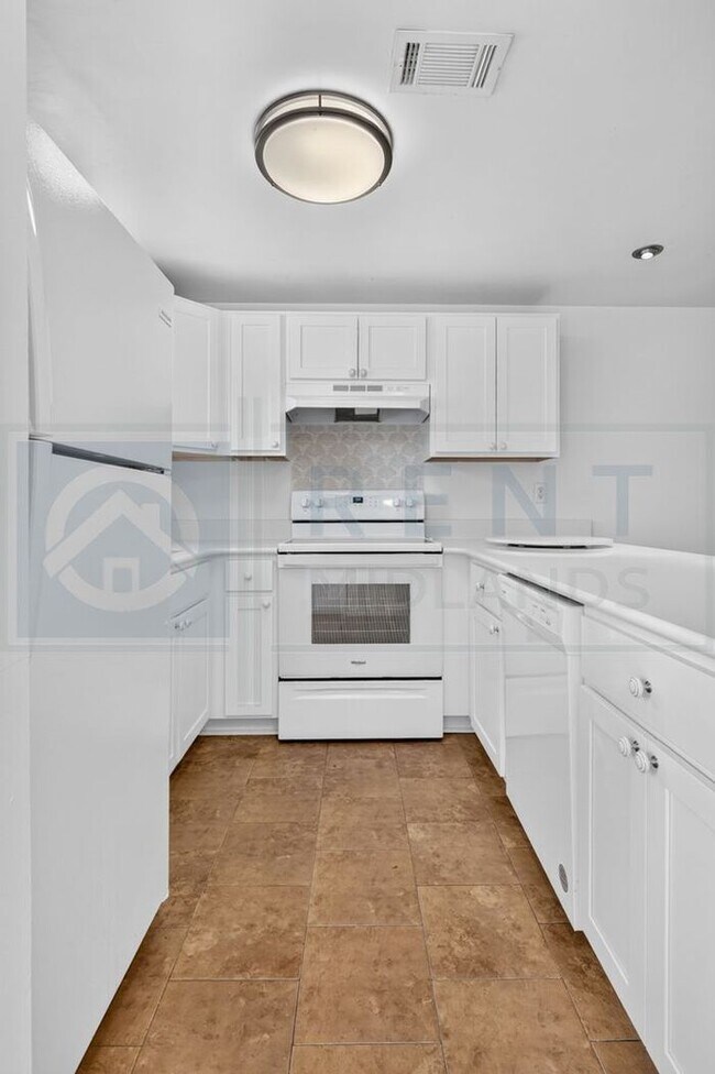 Building Photo - Beautiful Condo Available