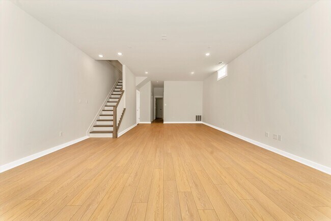 Building Photo - 328a Madison St