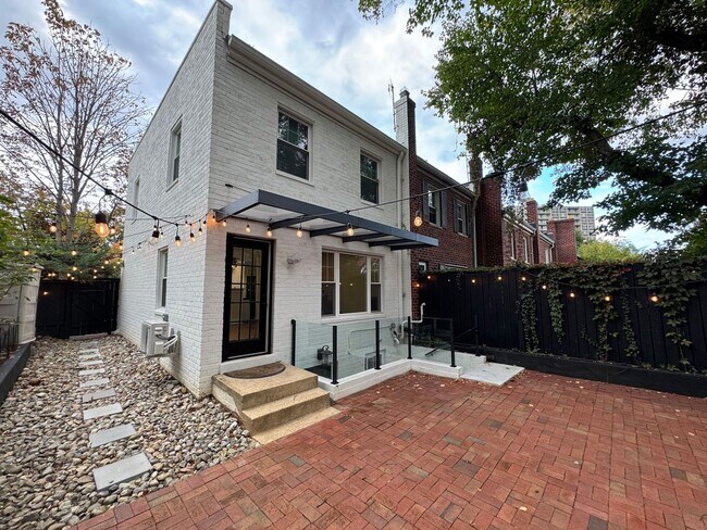 Building Photo - Stylish 3 Bed 1 Bath Townhome With A Fence...