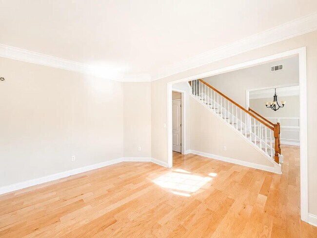 Building Photo - 10 Lynell Pl