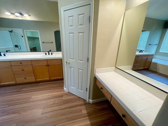 Building Photo - Beautiful Home in ArrowCreek!