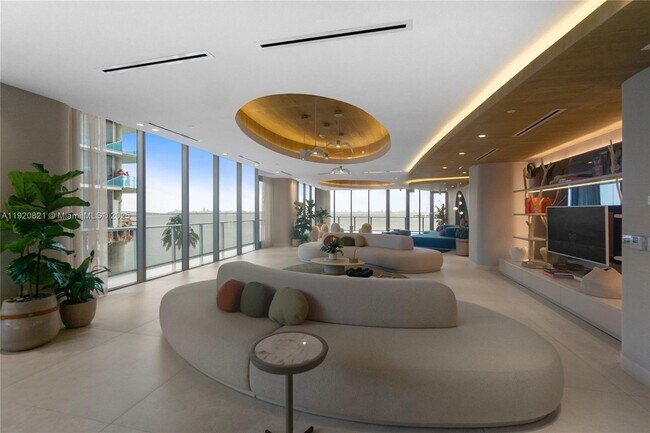 Building Photo - 700 NE 24th St