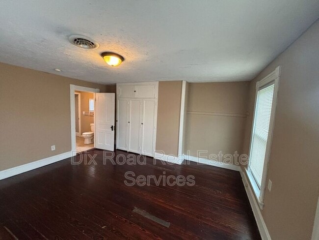 Building Photo - 411 Millikin St