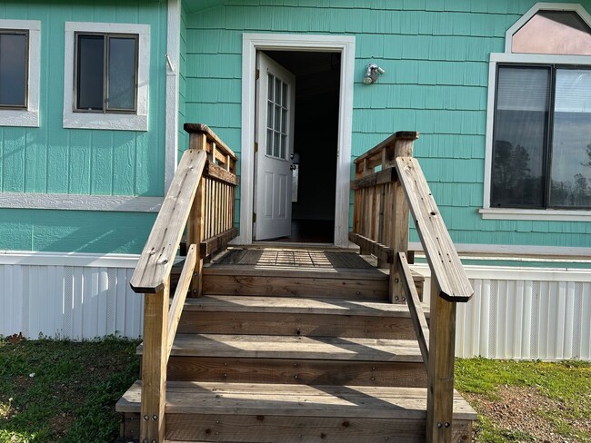 Building Photo - Peaceful Country Living on 2 Fenced Acres