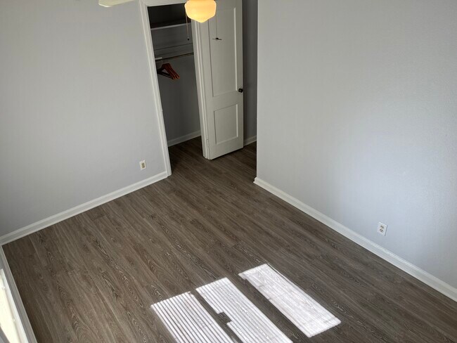 Building Photo - 1013 W Chase St