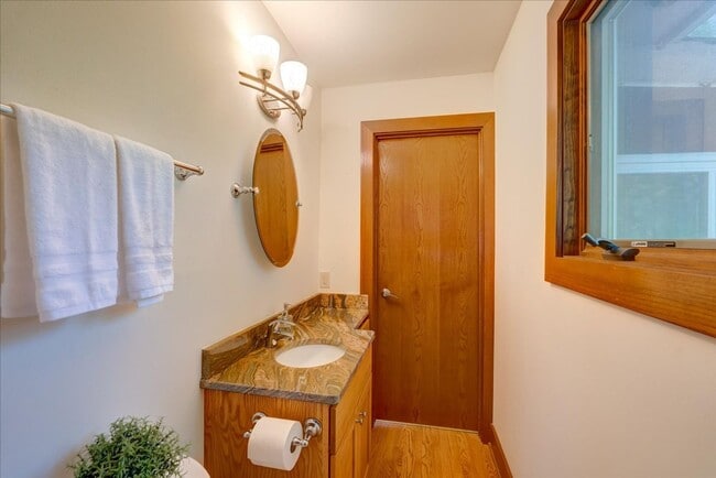 Building Photo - Move in Ready Hill Farms Ranch!