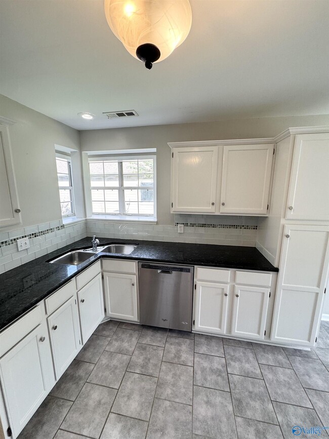 Building Photo - 102 Sunset Cir