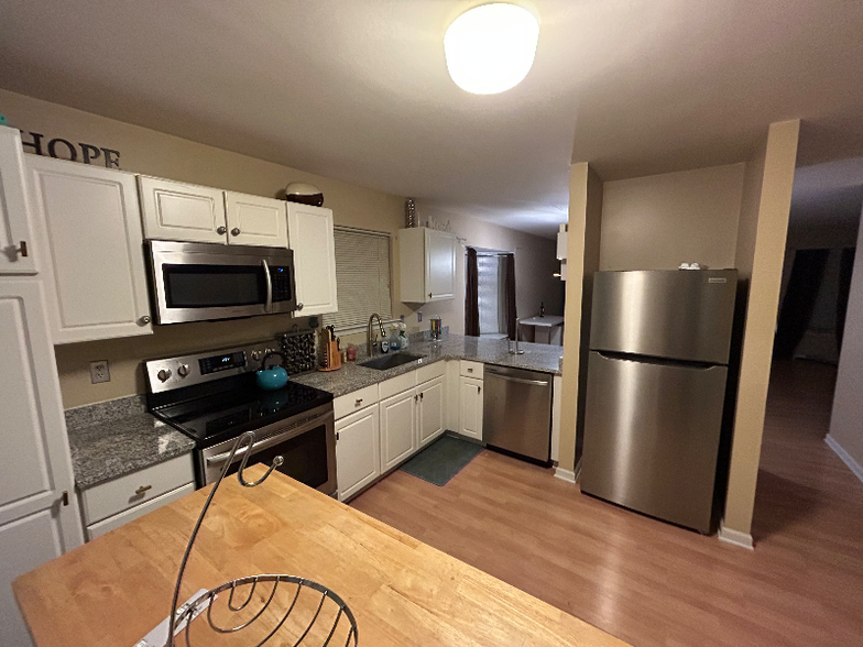 Building Photo - 999 Rue Madora