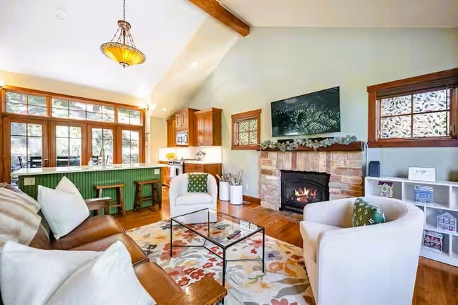 Building Photo - 738 Skyline Dr