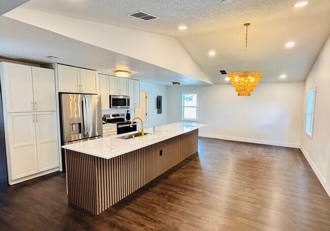 Building Photo - 10303 Pippin Ln