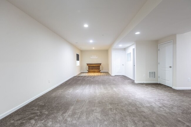 Building Photo - Beautiful 4 BR/3.5 BA Single-Family Home i...
