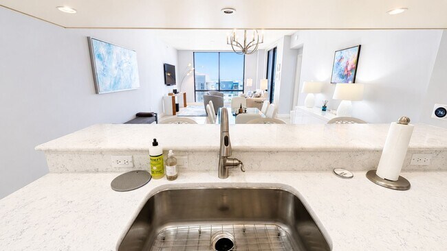 Building Photo - SEASONAL/SHOT TERM/ ANNUAL Turnkey furnished high end condo downtown